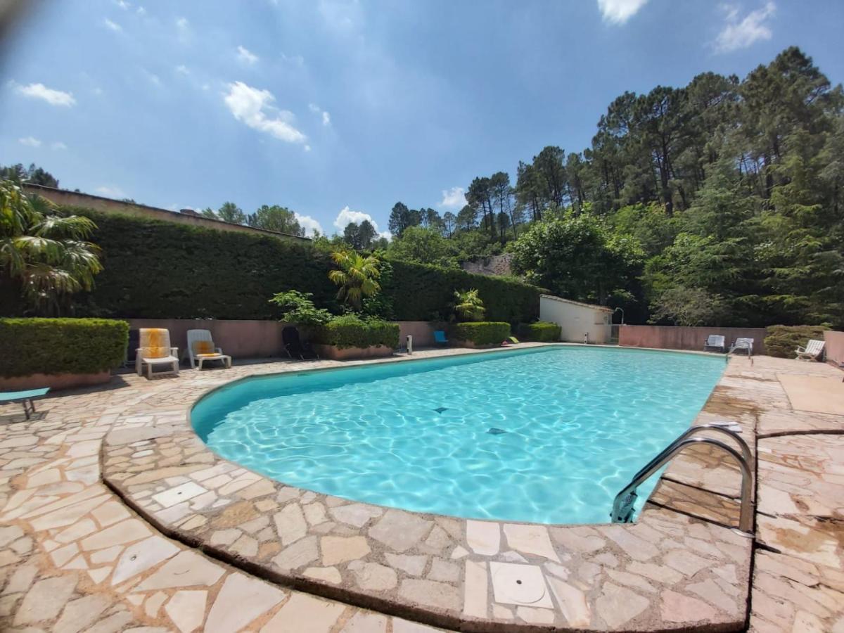 Eblouissant Appartement Au Calme D'Une Residence Avec Piscine Idealement Situe Au Pied Du Colorado Provencal Dans Le Prestigieux Luberon リュストレル エクステリア 写真