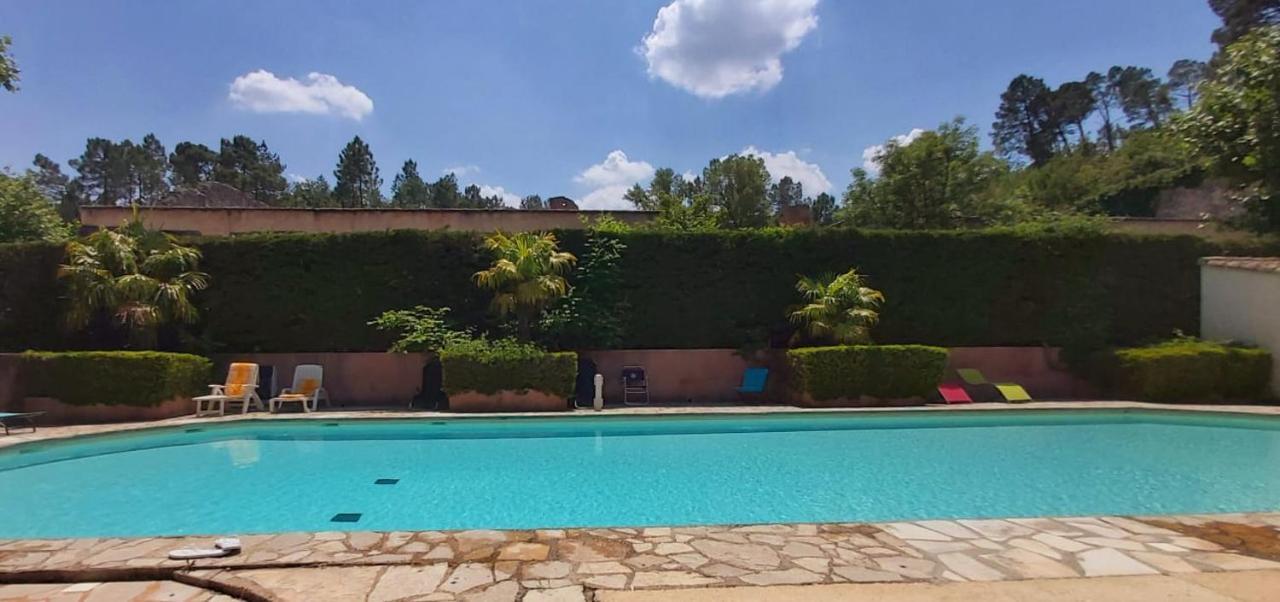 Eblouissant Appartement Au Calme D'Une Residence Avec Piscine Idealement Situe Au Pied Du Colorado Provencal Dans Le Prestigieux Luberon リュストレル エクステリア 写真