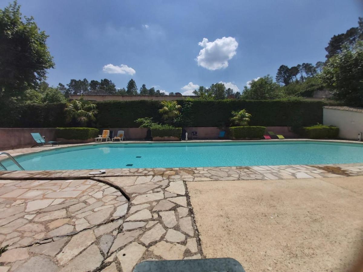 Eblouissant Appartement Au Calme D'Une Residence Avec Piscine Idealement Situe Au Pied Du Colorado Provencal Dans Le Prestigieux Luberon リュストレル エクステリア 写真